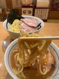 いただきまーす💖 一口麺、一口スープ… あなたも一緒に味わってみる？🍜💕
