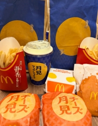 🌕 中秋不休息！東京・大阪正常營業 🈺  別人中秋節：賞月、吃月餅、烤肉、吃文旦 靜