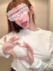 白色T恤裡的小心機，手比愛心💓 再伸出小舌頭調皮一下—— 這樣的誘惑，誰受得了呢？