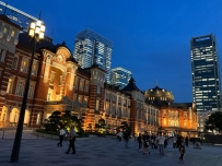 覺得東京車站側面更有味道的舉手🙋‍♂️ 特別是夜晚的光影， 是不是比白天還要更美？