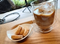 🌤 早安呀 今天起得有點慢， 咖啡都喝到一半才真正醒來， 配上小餅乾心情莫名變好。